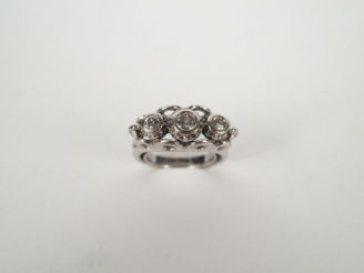 Vente aux enchères Bague monture ajourée or blanc, sertie de 3 diamants taille ancienne d