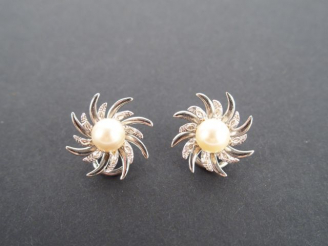 Vente aux enchères Paire de boucle d'oreilles monture or blanc en forme de soleil ornées 