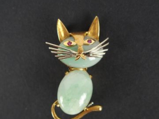 Vente aux enchères Broche en forme de chat, corps et tête en jade, les yeux en rubis, mon