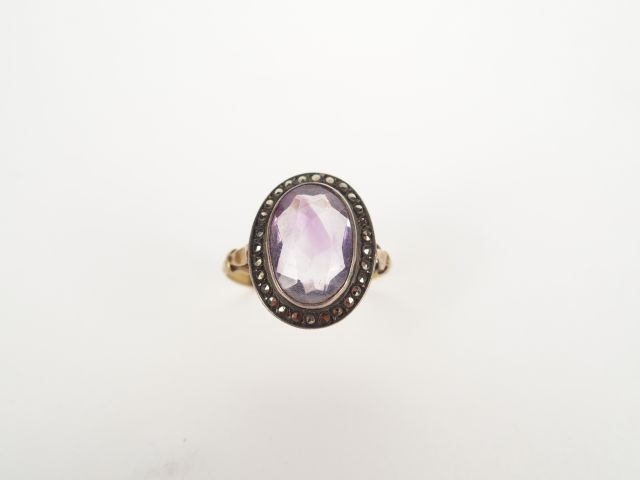 Bague monture or jaune, sertie d'une améthyste entourage de strass. TD