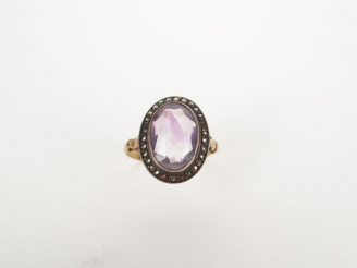 Vente aux enchères Bague monture or jaune, sertie d'une améthyste entourage de strass. TD