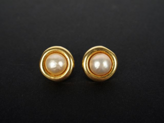 Vente aux enchères Paire de boucles d'oreilles monture or jaune ornées de demi-perles. Po