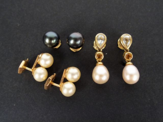 Vente aux enchères 3 paires de perce-oreilles monture or jaune ornées de perles blanches,
