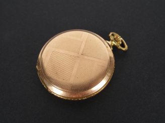 Vente aux enchères AURORE. Montre savonnette en plaqué or, chronomètre, décor gravé.