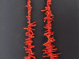 Vente aux enchères Collier de  branches de corail disposées en chute. 52cm