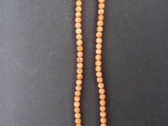 Vente aux enchères Collier de perles de corail peau de pêche, perles noires et perles d'o