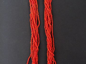 Collier de perles de corail en torsade, fermoir or jaune.