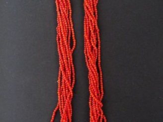 Vente aux enchères Collier de perles de corail en torsade, fermoir or jaune.