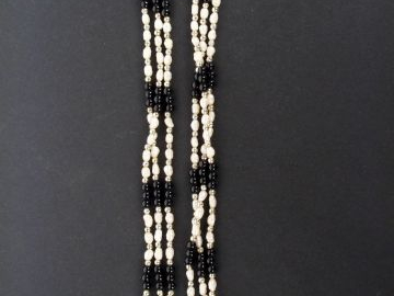 Collier de 3 rangs de perles baroques, perles dorées et perles noires.