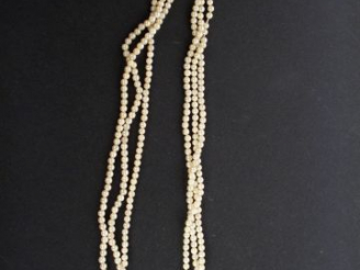 Vente aux enchères Collier de perles triple rang (à réenfiler, fermoir accidenté).
