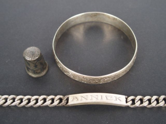 Vente aux enchères Jonc, gourmette et dé à coudre, l'ensemble en argent. Poids: 58,8gr