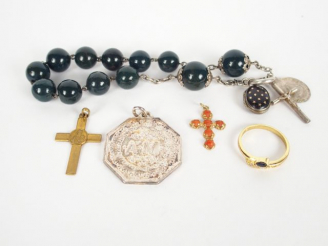 Vente aux enchères Bracelet chapelet en pierre dure et petit porte photo monture argent, 