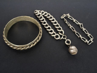Vente aux enchères 3 bracelets en argent. Poids: 107,4gr