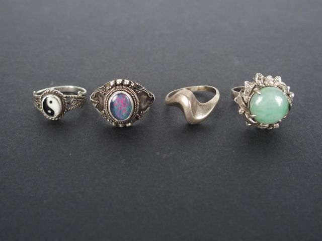 4 bagues monture argent ornées de pierres de couleur ou d'émail. Poids