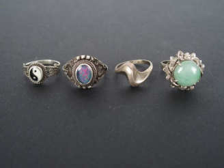 Vente aux enchères 4 bagues monture argent ornées de pierres de couleur ou d'émail. Poids