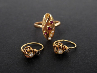 Vente aux enchères Bague Napoléon III en or jaune, perles et pierres rouges. On y joint u