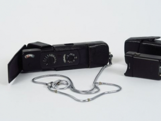 Vente aux enchères Minox BL noir, flash, chainette  étuis  Cond : Bel état