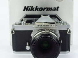 Vente aux enchères Nikkormat FT2 chromé objectif  Micro Nikkor 3,5/55 boîte  Cond : bon é