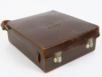 Vente aux enchères Leitz:Mallette Etgus contenant , Leica IIIa N°188774 prise synchro à b