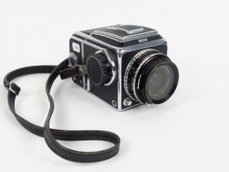 Vente aux enchères Hasselblad  -1978- 1000F N°CI , objectif Distagon  5,6/60 N°  1455228 