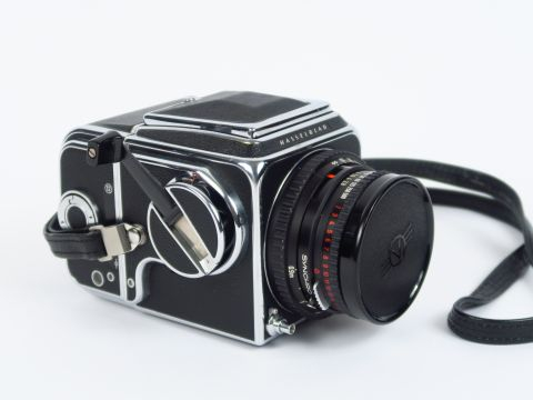 Hasselblad : 500C N°TT 69342 , dos TT 102967 objectif Distagon 5,6/60 