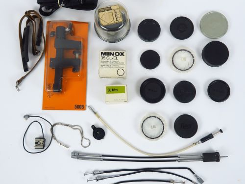 Accessoires divers : bouchons Leitz- déclencheurs - courroie -pied de 