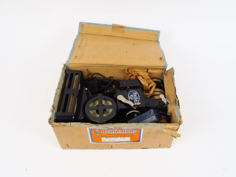 Pathé : Projecteur Pathé Kid 9/5 mm ,une lampe boîte, 14 petits films 