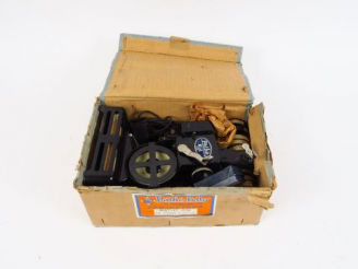 Vente aux enchères Pathé : Projecteur Pathé Kid 9/5 mm ,une lampe boîte, 14 petits films 