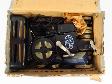 Pathé : Projecteur Pathé Kid 9/5 mm ,une lampe boîte, 14 petits films 