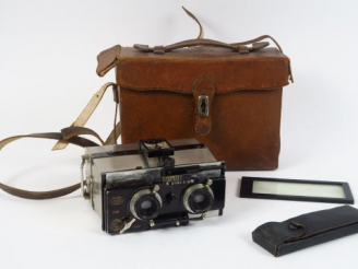 Vente aux enchères Gaumont : Stéréo 6x13 objectif Tessar 6,3/94 platine à décentrement, d