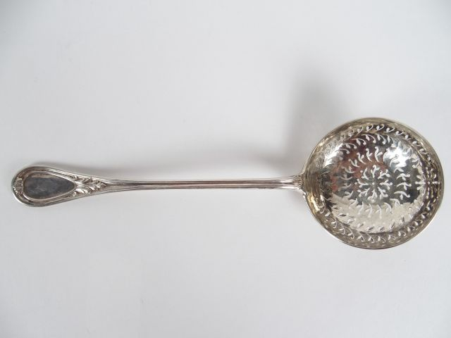 Saupoudreuse en argent poinçon Minerve. Poids : 70 g