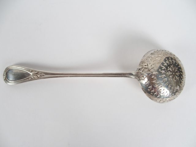 Saupoudreuse en argent poinçon Minerve. Poids : 70 g