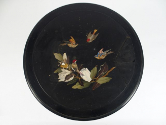 Vente aux enchères Plateau italien en marqueterie de marbre à décor d'oiseaux et de magno