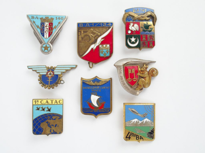 Lot d'insignes bases aériennes françaises dont BA 134  "Drago Paris" d