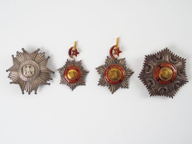 Superbe lot de décorations françaises et étrangères dans un cadre en b