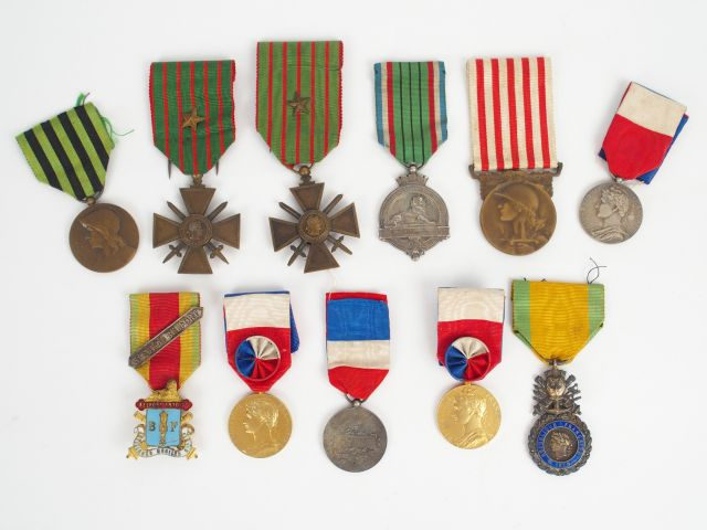 Lot de décorations françaises relatives à la guerre de 1870 et au sièg