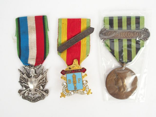 Lot de décorations françaises dont la médaille commémorative de la gue