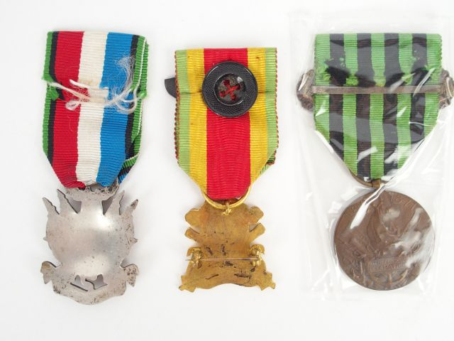 Lot de décorations françaises dont la médaille commémorative de la gue
