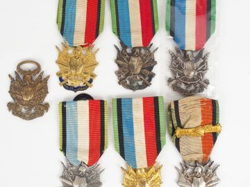 Lot de décorations françaises relatives aux vétérans de la guerre de 1