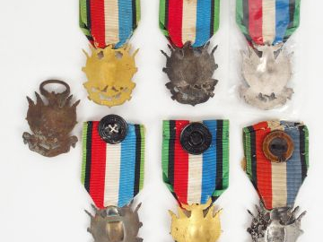Lot de décorations françaises relatives aux vétérans de la guerre de 1