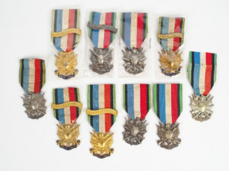Vente aux enchères Lot de décorations françaises relatives aux vétérans de la guerre de 1