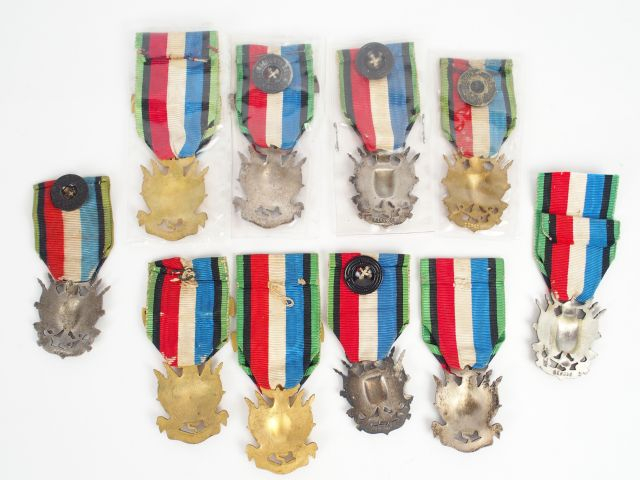 Lot de décorations françaises relatives aux vétérans de la guerre de 1