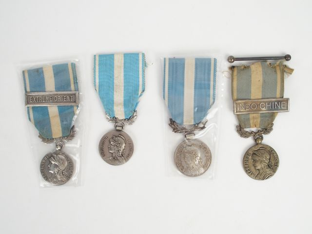 Lot de décorations françaises médailles coloniales, les 4 avec rubans,