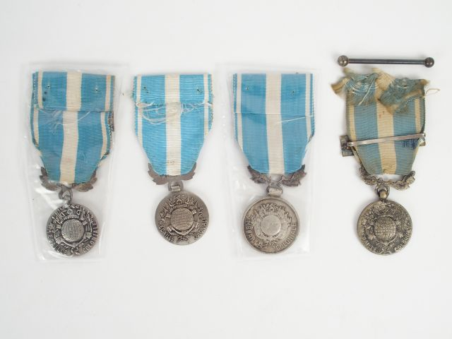 Lot de décorations françaises médailles coloniales, les 4 avec rubans,