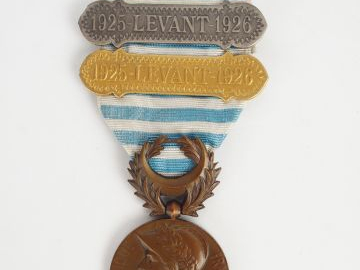 Médaille du levant, deux barrettes « 1926 LEVANT 1926 » une en métal d