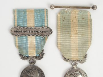 Lot de décorations françaises. Médailles coloniales, les 2 avec rubans