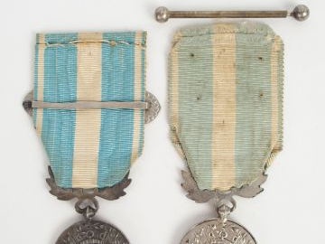 Lot de décorations françaises. Médailles coloniales, les 2 avec rubans