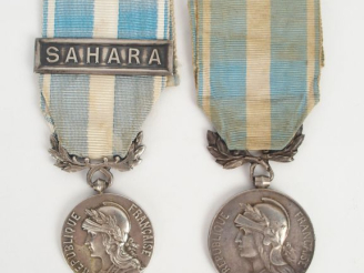 Vente aux enchères Lot de décorations françaises. Médailles coloniales, les deux avec rub