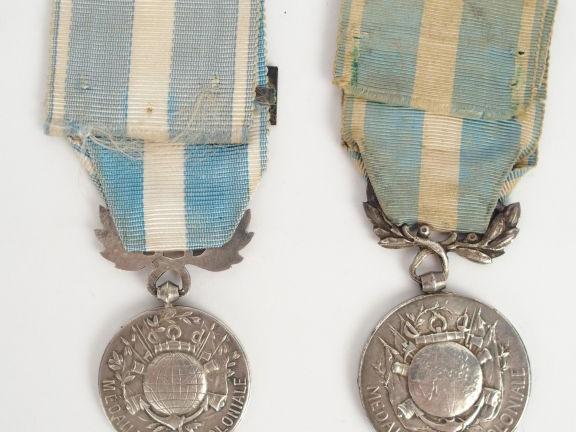 Lot de décorations françaises. Médailles coloniales, les deux avec rub