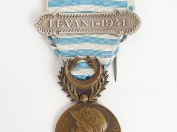 Médaille du levant, barrettes  «  LEVANT 1941 » argent. Ruban bleu à r